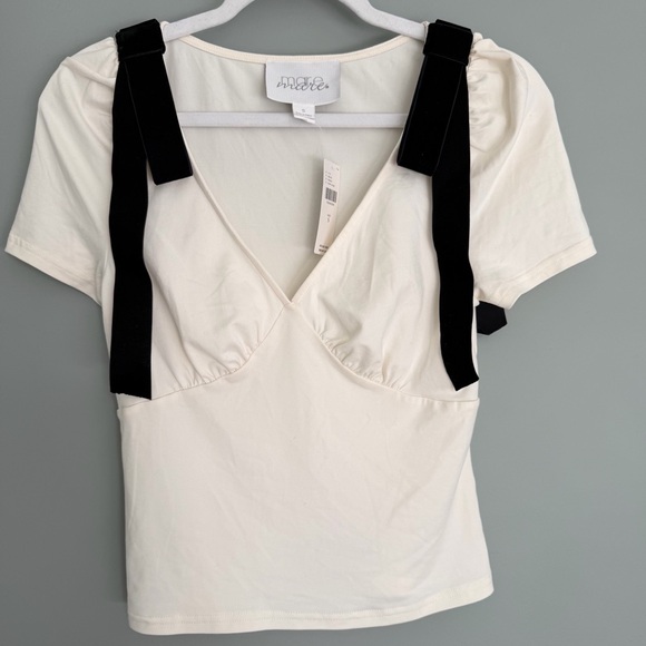 NWT Mare Mare x Anthropologie Black Bow Shoulder White V-Neck Short Sleeve Top - Picture 3 of 16